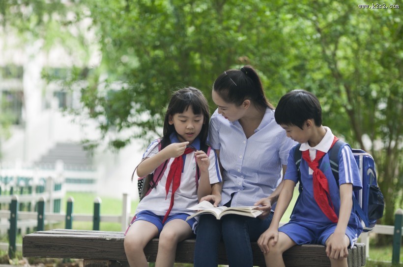 女老师和同学一起在校园学习图片大全