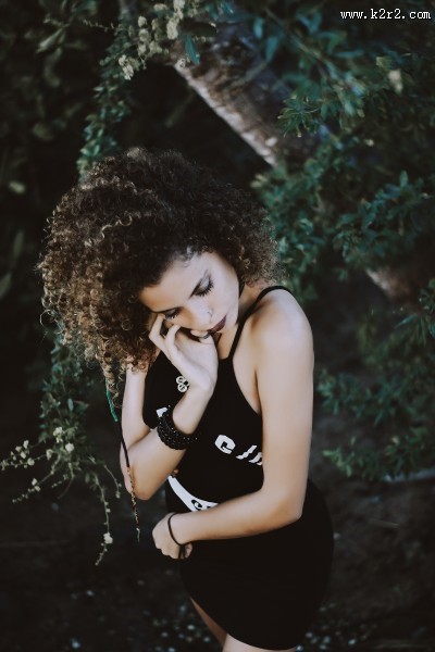 卷发的女孩图片