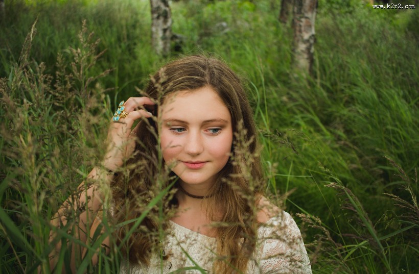 卷发的女孩图片