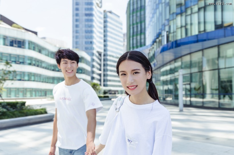 热恋中的情侣图片