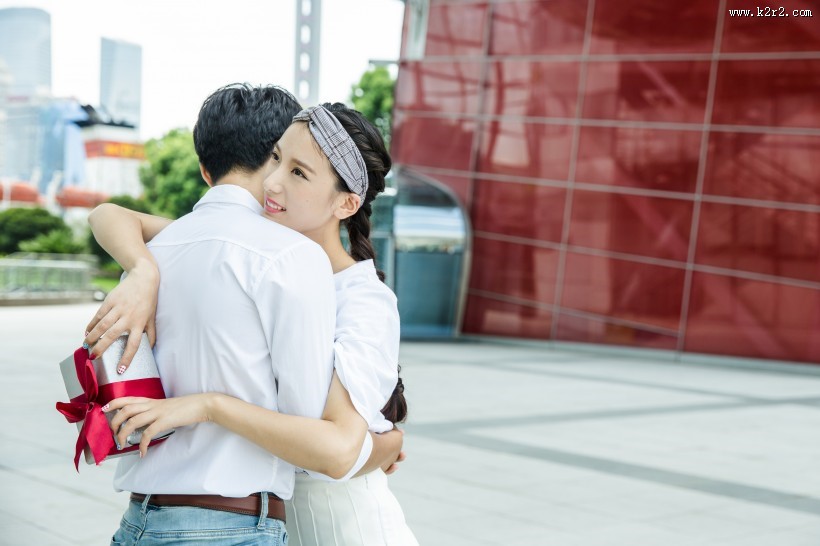 热恋中的情侣图片