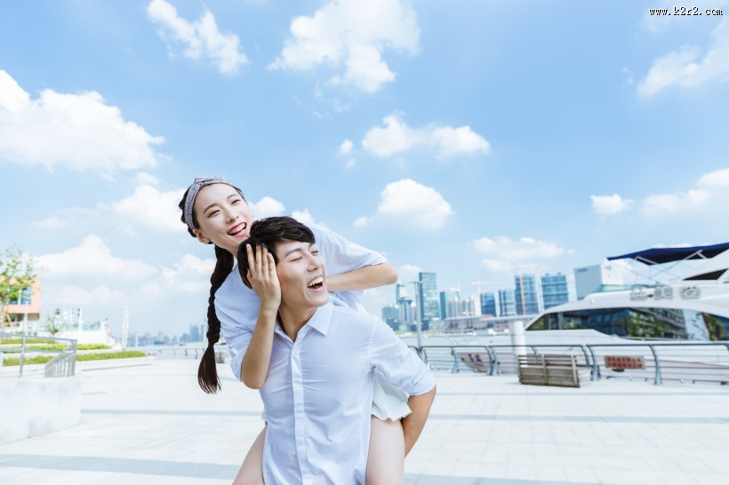 热恋中的情侣图片