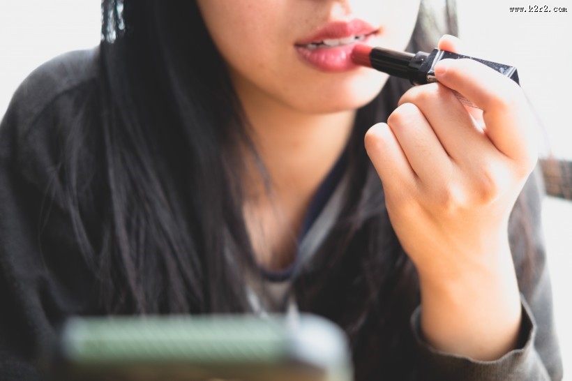 涂了口红的嘴唇图片