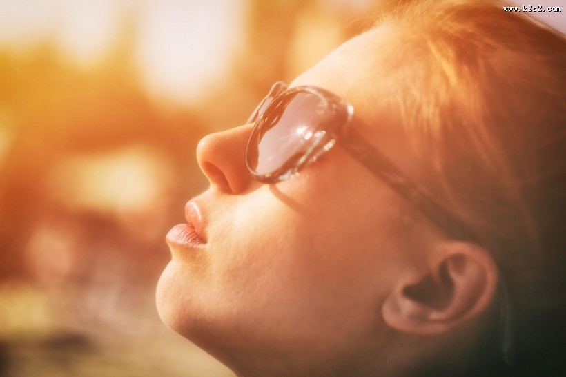 戴墨镜的美女图片