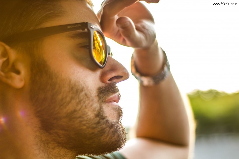戴墨镜的男子图片