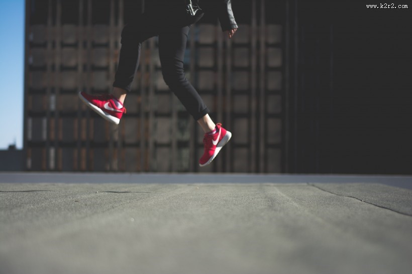 跳起来的人图片