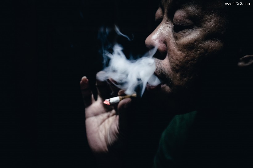 吸烟的男士图片
