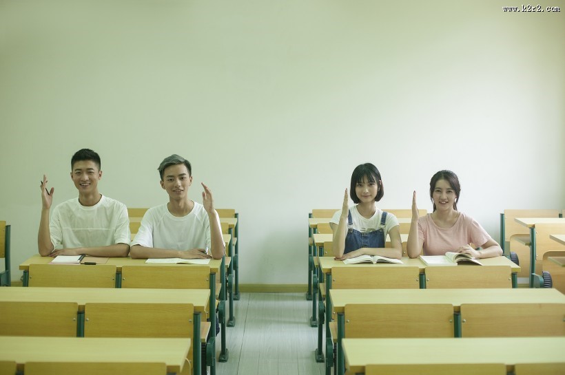 大学教室同学一起上课情景图片