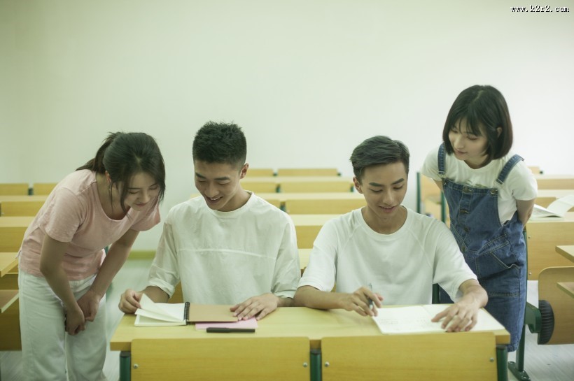 大学教室同学一起上课情景图片