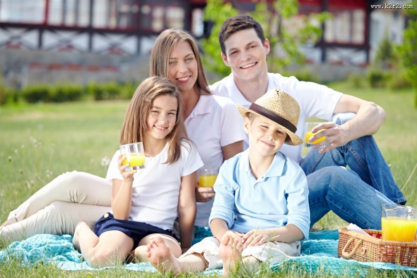 开心的一家人家庭图片