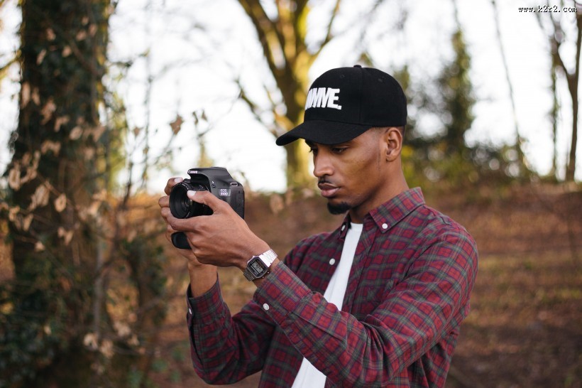 正在摄影的男生图片
