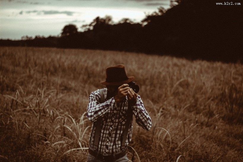 正在摄影的男生图片