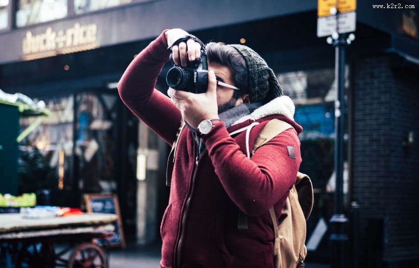 正在摄影的男生图片