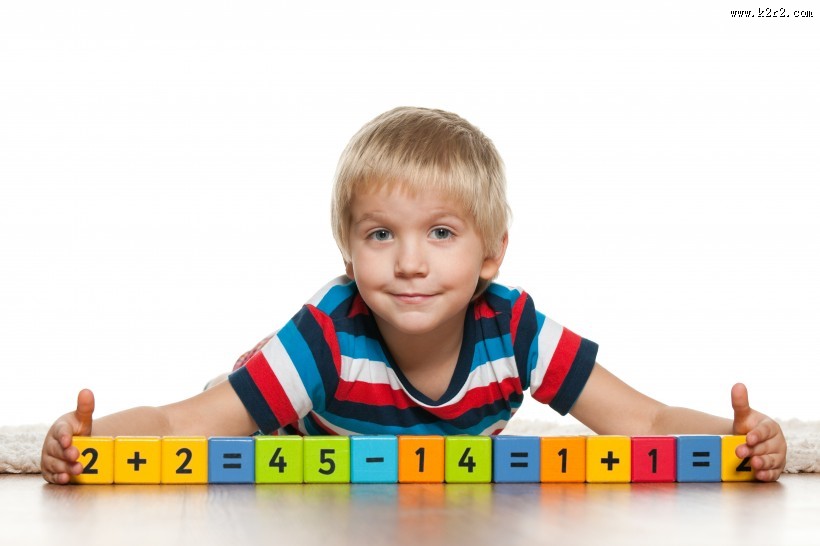 小朋友快乐玩耍的图片