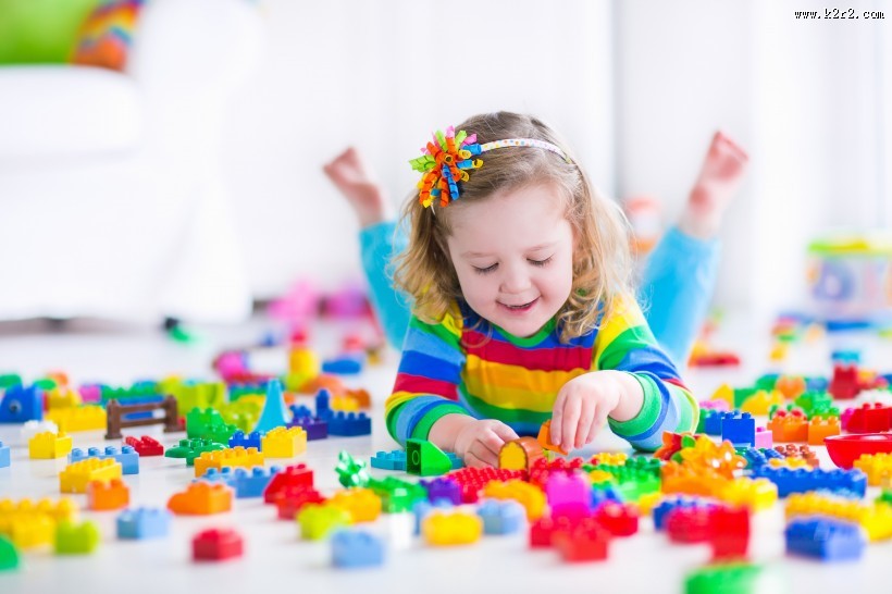 小朋友快乐玩耍的图片