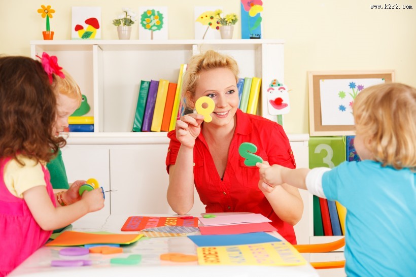 小朋友快乐玩耍的图片