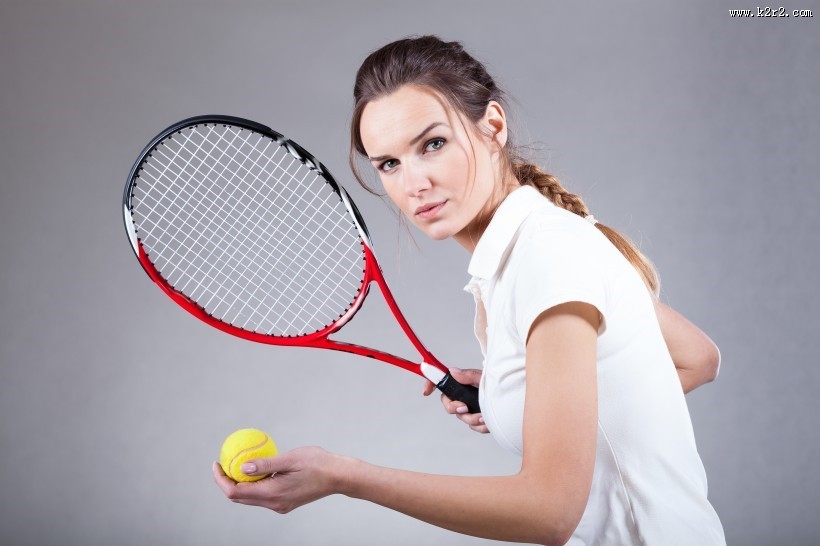 打网球的运动员图片