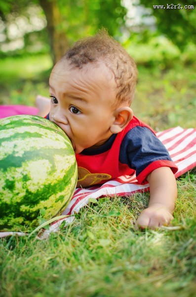 开心吃西瓜的人物特写图片