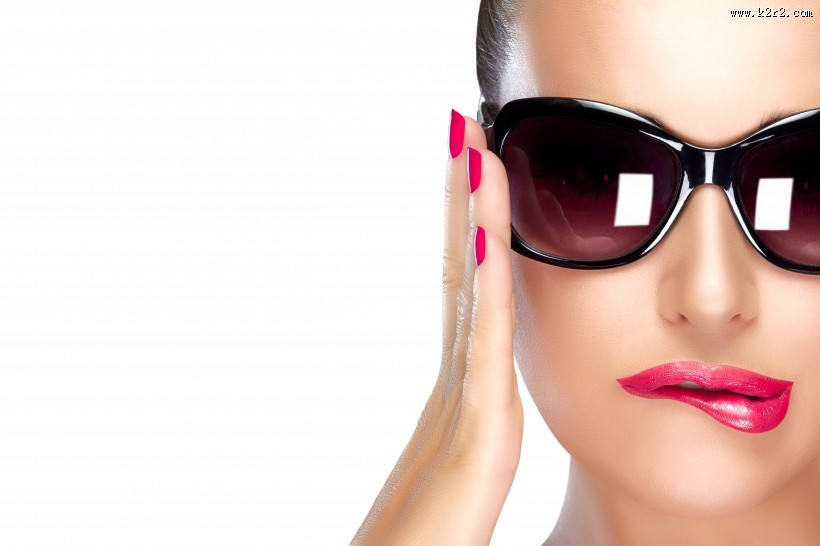 夏日带着太阳眼镜的时尚青年图片