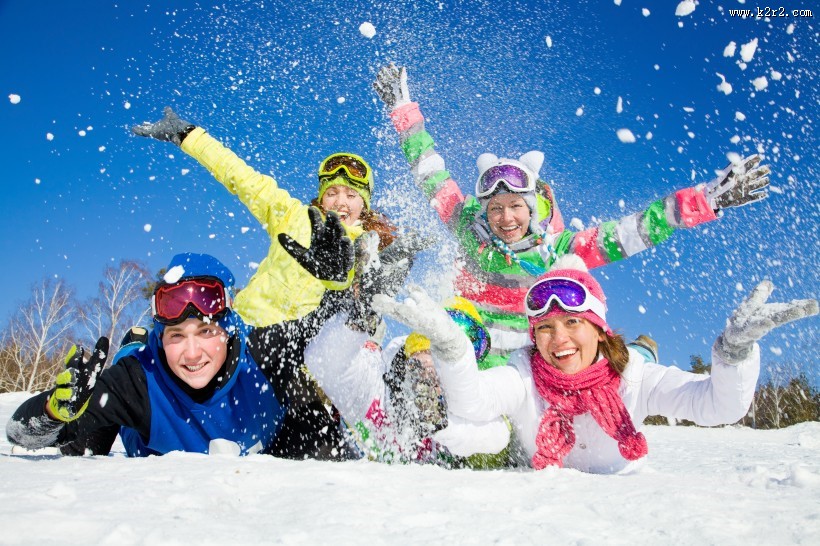 开心滑雪的一家人图片