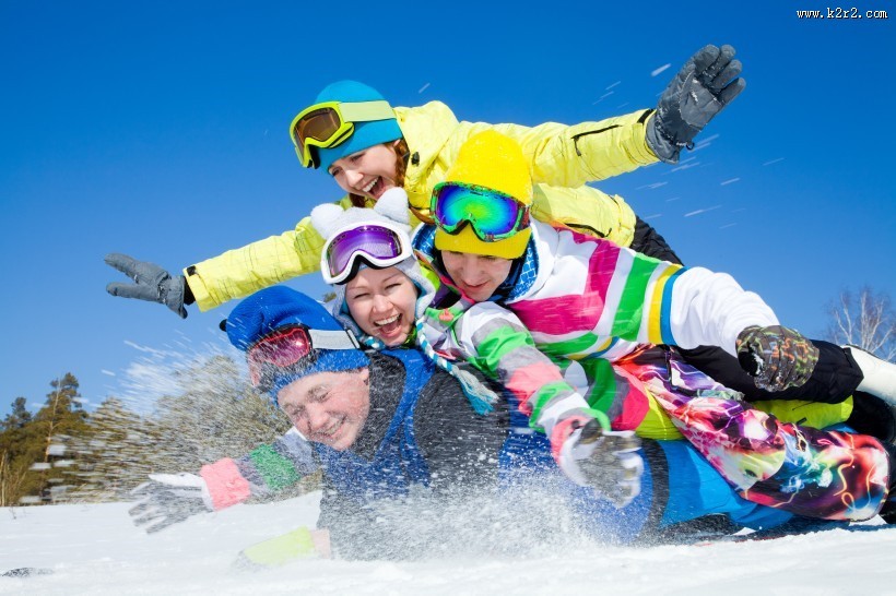开心滑雪的一家人图片