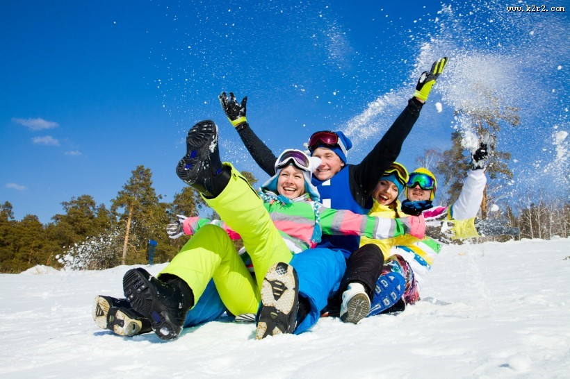 开心滑雪的一家人图片