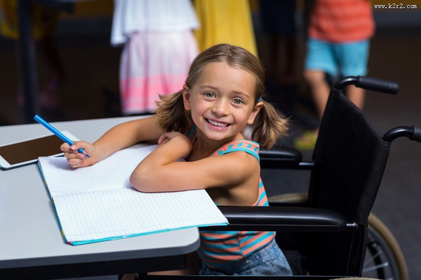 轮椅上的残疾人图片大全