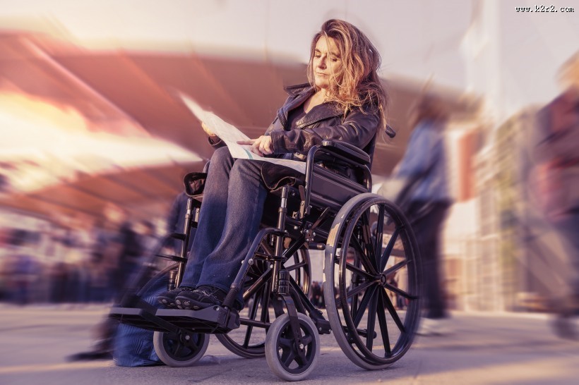 轮椅上的残疾人图片大全