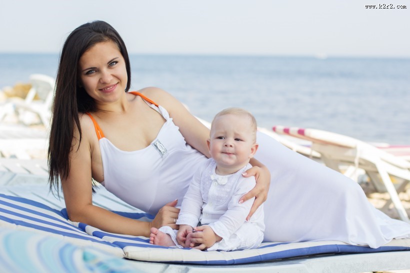 妈咪与宝宝一起玩耍的图片