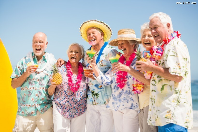 老年人海边运动聚会度假图片