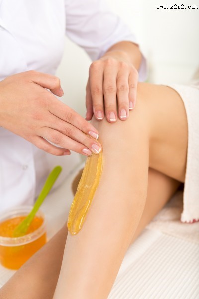 美女做蜜蜡脱毛SPA护理的图片