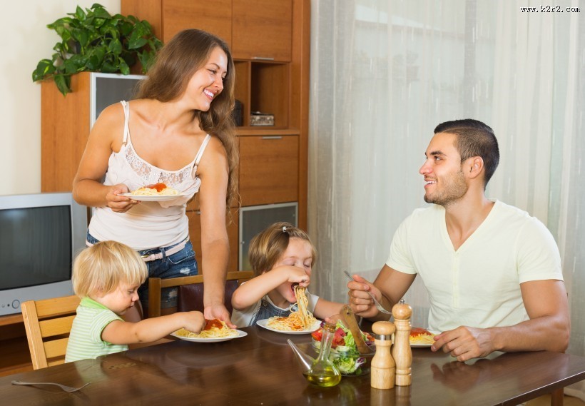 餐桌上家庭聚餐的一家人图片