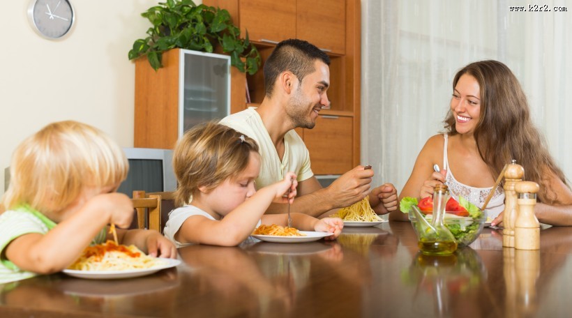 餐桌上家庭聚餐的一家人图片