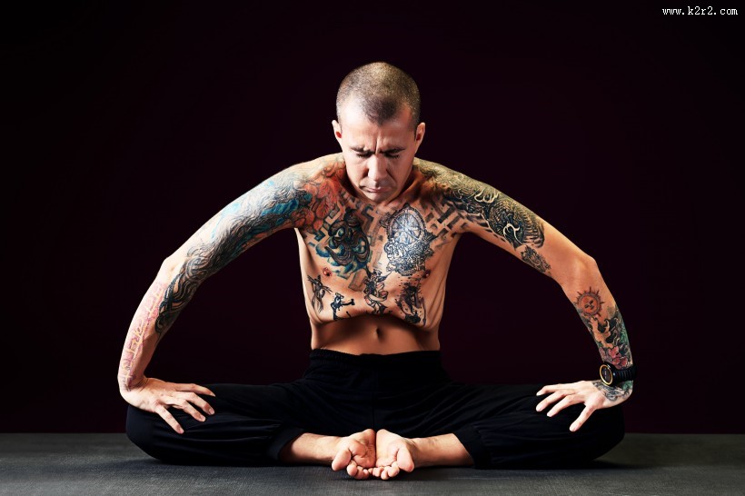 做瑜伽的男人图片