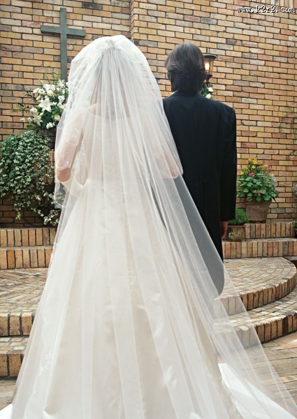 新郎和新娘在教堂举办婚礼的图片