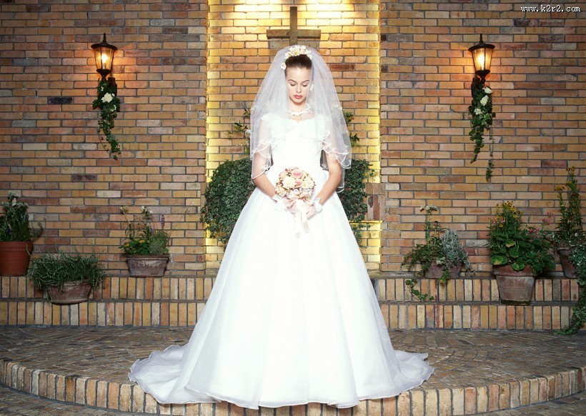 身穿白婚纱的新娘图片