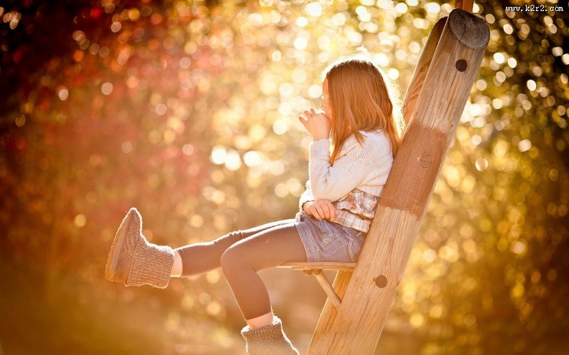 秋天的落叶与孩子唯美图片