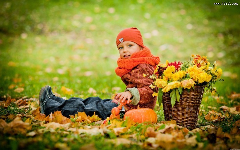 秋天的落叶与孩子唯美图片