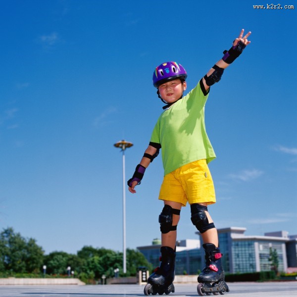 玩旱冰的小孩图片大全