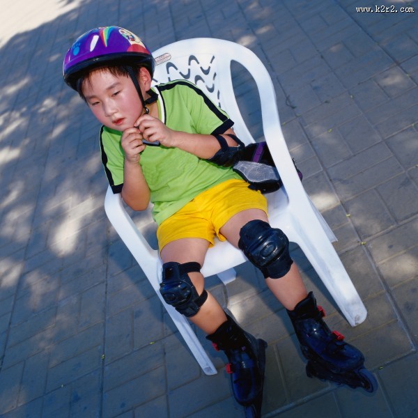 玩旱冰的小孩图片大全