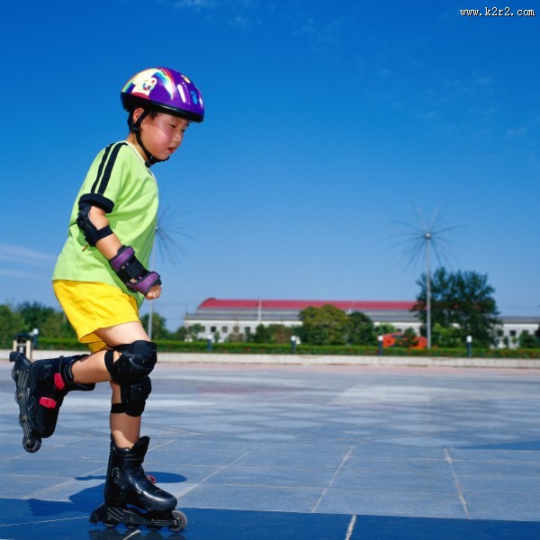 玩旱冰的小孩图片大全