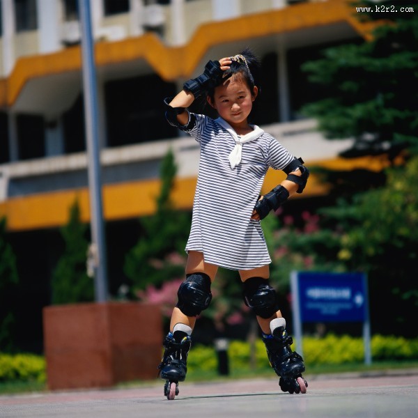 玩旱冰的小孩图片大全