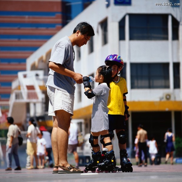 玩旱冰的小孩图片大全