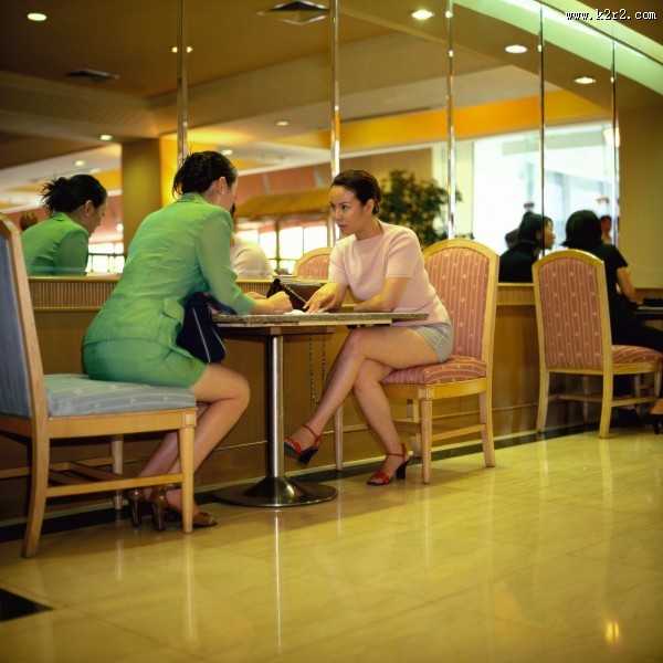 交流中的白领图片