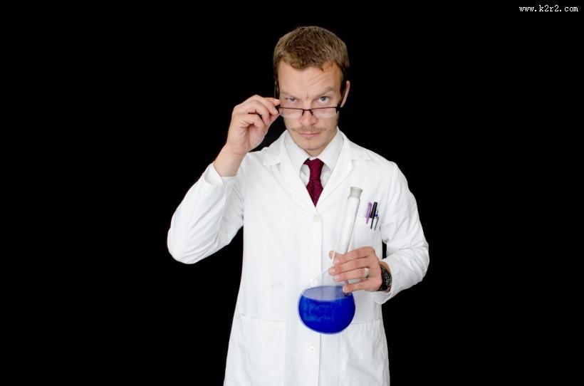 实验室做实验的人图片