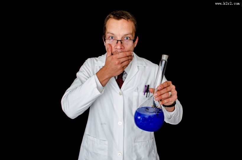 实验室做实验的人图片