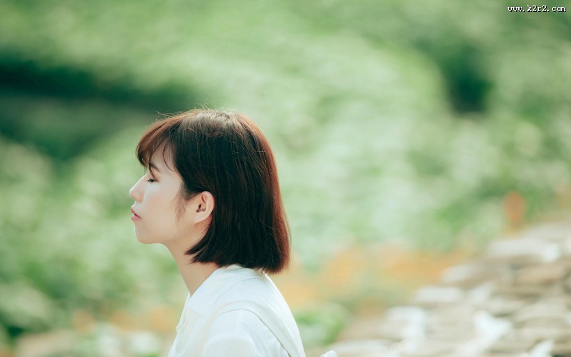 短发美女户外图片