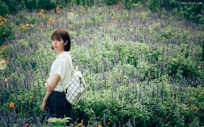 短发美女户外图片