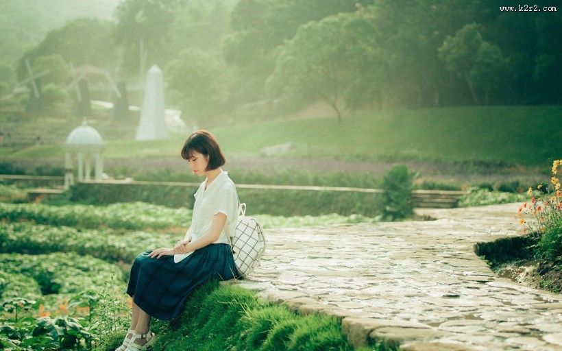 短发美女户外图片