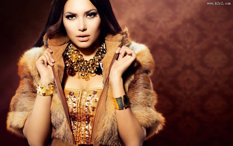 戴首饰的女孩图片